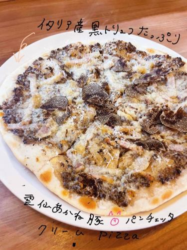 #黒トリュフ #パンチェッタ #クリームピザ 

🙋🏻‍♀️「イタリア産の黒トリュフが入荷しました❣️」

こんにちは✨#レアーリ です😊
イタリア産の黒トリュフが入荷したので
大人気の雲仙あかね豚のパンチェッタと合わせて
クリームピザのご紹介です👏🏻💖

なんと言っても″黒トリュフ″香り高い！
上質な脂のブランド豚、あかね豚のパンチェッタの
旨味と鼻から抜ける黒トリュフの香りが
最高にマッチして美味しい一品です🤤

秋の味覚🍂是非レアーリでお楽しみください✨

🍕ピザはテイクアウト可能です🥡
ご気軽にお申し付けください☺️✨

お店情報🔍
定休日⇨日曜日、第2.第4月曜日
金曜日ランチのみお休み

ランチ営業📢
・11時半Open〜15時close
（14時ラストオーダー）
　✍🏻menu
　　　　　　　　選べる季節のパスタ
・パスタランチ　¥1000- 全2品
（アミューズ　パスタ）

・Aランチ　　　¥1600- 全4品
（アミューズ　前菜　パスタ　ドルチェ　
　　　　　　　珈琲or紅茶）

・Bランチ　　　¥2200-全5品☜オススメ☆
（アミューズ　前菜　パスタ　メイン魚or肉　
　　　　　　　　　　　ドルチェ　珈琲or紅茶）

・Cランチ　　　¥3200- 全7品 
（アミューズ　冷前菜　温前菜　パスタ　
メイン魚　メイン肉　ドルチェ　珈琲or紅茶）

他　ランチでもアラカルトメニュー注文可🍴
　

ディナー📢
・17時Open〜22時close
（21時ラストオーダー）
ワンドリンク制オーダー🥂
　✍🏻menu
季節の食材を使った
・メイン肉or魚　の全6品ショートコース
¥5500-（税込）

季節の食材を使った
・フルコース　全7品
¥6000-（税込）☜オススメ☆

・特別コース〜要予約〜
シェフのお任せコース　全7品
¥10000- ウェルカムドリンク付き
他　アラカルト有り

⚠︎お客様の来店状況により早める場合が有ります。

＊＊＊＊＊＊＊＊＊＊＊
☎︎095-842-5125
ホットペッパー記載
浜口　イタリアンバル　レアーリ　と検索🔎
Instagram DMでも受付可能です🙆🏻‍♀️
＊＊＊＊＊＊＊＊＊＊＊

#長崎 
#長崎グルメ 
#浜口町 
#イタリアン 
#カジュアルイタリアン 
#肉 
#肉料理 
#肉パスタ 
#肉パスタがあるお店
#海鮮 
#海鮮パスタがあるお店
#魚介パスタ 
#魚介パスタが美味
#赤い扉が目印です 🚪
#レアーリ