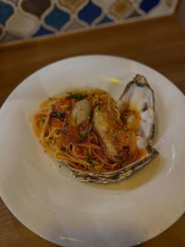 #ミルク牡蠣 #北海道産 

🗣️「ミルキーーー！🦪」

こんにちは✨#レアーリ です☺️
本格的に寒くなってきて冬の食材が次々と入荷してます🩷

今回は北海道産から#ミルク牡蠣 🦪のご紹介👏🏻
このミルク牡蠣、名前の通り
めちゃくちゃミルキーな味わい🤤
トロッと牡蠣の旨みが口に広がります🦪♡
濃厚なトマトソースにミルキーさが良く絡み
最高に美味しい一品です🫶🏻✨
ランチでは一つづけ、ディナーでは二つ付けで
ご用意致します🤝🏻
またこちらのミルク牡蠣、
カルパッチョ◦白ワイン蒸し◦ピザ◦リゾットでも
ご注文可能です🙌🏻🩷

🗣️「こんな料理で食べたい！」と
気軽にリクエストくださいませ😊😊

お店情報🔍
定休日⇨日曜日、第2.第4月曜日
金曜日ランチのみお休み

ランチ営業📢
・11時半Open〜15時close
（14時ラストオーダー）
　✍🏻menu
　　　　　　　　選べる季節のパスタ
・パスタランチ　¥1000- 全2品
（アミューズ　パスタ）

・Aランチ　　　¥1600- 全4品
（アミューズ　前菜　パスタ　ドルチェ　
　　　　　　　珈琲or紅茶）

・Bランチ　　　¥2200-全5品☜オススメ☆
（アミューズ　前菜　パスタ　メイン魚or肉　
　　　　　　　　　　　ドルチェ　珈琲or紅茶）

・Cランチ　　　¥3200- 全7品 
（アミューズ　冷前菜　温前菜　パスタ　
メイン魚　メイン肉　ドルチェ　珈琲or紅茶）

他　ランチでもアラカルトメニュー注文可🍴
　

ディナー📢
・17時Open〜22時close
（21時ラストオーダー）
ワンドリンク制オーダー🥂
　✍🏻menu
季節の食材を使った
・メイン肉or魚　の全6品ショートコース
¥5500-（税込）

季節の食材を使った
・フルコース　全7品
¥6000-（税込）☜オススメ☆

・特別コース〜要予約〜
シェフのお任せコース　全7品
¥10000- ウェルカムドリンク付き
他　アラカルト有り

⚠︎お客様の来店状況により早める場合が有ります。

＊＊＊＊＊＊＊＊＊＊＊
☎︎095-842-5125
ホットペッパー記載
浜口　イタリアンバル　レアーリ　と検索🔎
Instagram DMでも受付可能です🙆🏻‍♀️
＊＊＊＊＊＊＊＊＊＊＊

#長崎 
#長崎グルメ 
#浜口町 
#イタリアン 
#カジュアルイタリアン 
#肉 
#肉料理 
#肉パスタ 
#肉パスタがあるお店
#海鮮 
#海鮮パスタがあるお店
#魚介パスタ 
#魚介パスタが美味
#赤い扉が目印です 🚪
#レアーリ