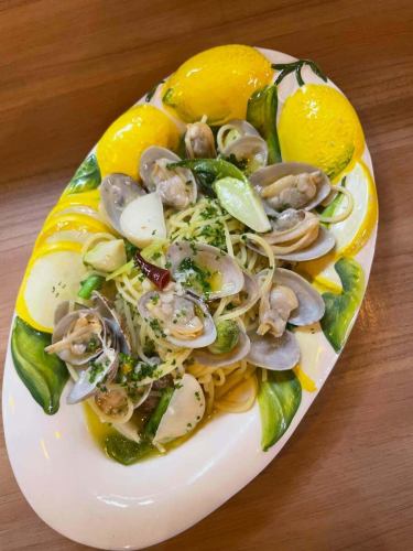 #Spring clam spaghetti #Seafood pasta
🗣️"Spring is just around the corner🌸"
Hello ✨This is #Reali 😊
Spring clams are in season, and we have branded them asari clams.
Isahaya-produced "Harumachi Clams" have arrived🫶🏻✨
Filled with plenty of spring vegetables such as butterbur, small turnip, rape blossoms, etc.
Enjoy the full flavor of clams
"Vongole Bianco" 🤲🏻🤍
With a nice garlic scent
The rich, flavorful broth of spring clams fills your mouth
A wide variety of delicious pasta🍝
It's still cold, but please enjoy the early spring 🌸
~ Holidays in February ~
8th, 9th, 15th, 28th (open for lunch, closed for dinner)
It will be ☝🏻🤍
We are closed on Sundays, but on Sunday the 22nd
Lunch and dinner are both available from the usual
We will be open, so please take advantage of this opportunity ☺️
Store Information📢
Lunch Time🍽️ (11:30~14:00 closes at 15:00)
◦Pasta lunch - Amuse-bouche pasta ¥1200~
◦A lunch ¥1900~
- Amuse-bouche, appetizer, pasta, dessert, after-meal drink
◦B lunch ¥2500~
-Amuse-bouche, Appetizer, Pasta, Main course (fish or meat)
Dolce. After-meal drink
◦C lunch ¥3500~
- Amuse-bouche, cold appetizer, hot appetizer, pasta, fish main course
Meat main dish. Dolce. After-meal drink
Dinner Time🍽️ (Weekdays 17:00-21:00 closes at 22:00)
(Weekends 17:00-22:00 closes at 23:00)
◦Half-course main course: fish or meat
¥6000~
◦Full-course main course: either fish or meat
¥6500~
🤫Pre-order for a 500 yen discount♡
🥄We also offer a la carte service🥄
***********
☎︎095-842-5125
Hot Pepper listing
Search for Hamaguchi Italian Bar Reali 🔎
You can also send us a DM on Instagram 🙆🏻♀️
***********
#Nagasaki
Nagasaki gourmet
Hamaguchi Town
Italian
#Casual Italian restaurant
meat
Meat dish
Meat pasta restaurant
seafood
Seafood pasta restaurant
Seafood pasta
Seafood pasta is delicious
Look for the red door 🚪
Reali