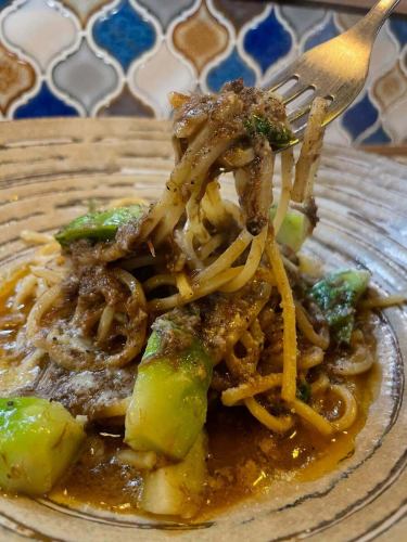 #肉酱意面 #野味意面

🗣️“小野猪意面🐗”

你好✨这里是#Reali😊
长崎到处都是灯笼🪔✨
看到小镇里到处都是灯笼，真是令人兴奋🏮🫶🏻✨
祝您在灯笼节期间玩得开心！

现在，Reali 已经供应珍稀野味啦☺️
“鹿儿岛产小野猪🐗”
与成年野猪相比，幼猪的肉质更软，气味也更淡。
屠宰后，骨头被用来制作粗呢布。
我把它和里脊肉一起做成了肉酱🫶🏻
这次，我把肉酱和手工意面搭配在一起。
“小野猪烩意大利面”
这道菜能让你充分品尝到嫩野猪肉的美味。
由于数量有限，这款产品💁🏻‍♀️也出现在菜单上。
虽然未列出，但仍有售。
如有任何疑问，请随时咨询我们的工作人员。

店铺信息📢

午餐时间🍽️（11:30~14:00，15:00结束）
◦意面午餐 - 餐前小点意面 ¥1200~

午餐1900日元起
- 餐前小点、开胃菜、意面、甜点、餐后饮品

◦B午餐¥2500~
-餐前小点、开胃菜、意面、主菜（鱼或肉）
甜酒。餐后饮品

◦C午餐¥3500~
- 餐前小点、冷盘、热盘、意面、鱼类主菜
肉类主菜。甜点。餐后饮品

晚餐时间🍽️（工作日 17:00-21:00，22:00 关门）
（周末 17:00-22:00，23:00 关门）
◦半道主菜：鱼或肉
6000元左右
◦主菜：鱼或肉
6500元~
🤫预购立减500日元♡

🥄我们也提供单点服务🥄

***********
☎︎095-842-5125
辣椒列表
搜索 Hamaguchi Italian Bar Reali 🔎
您也可以在 Instagram 上给我们发私信🙆🏻‍♀️
***********

#长崎
长崎美食家
滨口町
意大利语
#休闲意大利餐厅
肉
肉类菜肴
肉酱意面餐厅
海鲜
海鲜意面餐厅
海鲜意面
海鲜意面真好吃
寻找红色的门🚪
雷亚利