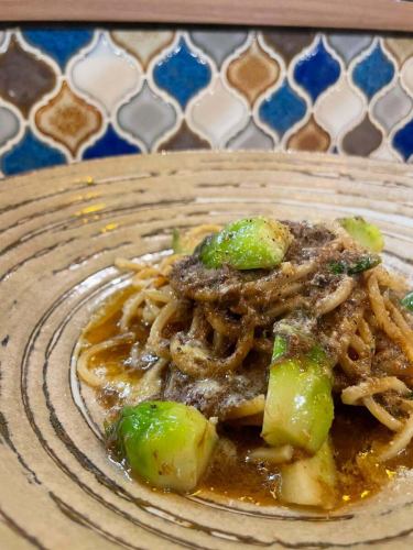 #肉酱意面 #野味意面

🗣️“小野猪意面🐗”

你好✨这里是#Reali😊
长崎到处都是灯笼🪔✨
看到小镇里到处都是灯笼，真是令人兴奋🏮🫶🏻✨
祝您在灯笼节期间玩得开心！

现在，Reali 已经供应珍稀野味啦☺️
“鹿儿岛产小野猪🐗”
与成年野猪相比，幼猪的肉质更软，气味也更淡。
屠宰后，骨头被用来制作粗呢布。
我把它和里脊肉一起做成了肉酱🫶🏻
这次，我把肉酱和手工意面搭配在一起。
“小野猪烩意大利面”
这道菜能让你充分品尝到嫩野猪肉的美味。
由于数量有限，这款产品💁🏻‍♀️也出现在菜单上。
虽然未列出，但仍有售。
如有任何疑问，请随时咨询我们的工作人员。

店铺信息📢

午餐时间🍽️（11:30~14:00，15:00结束）
◦意面午餐 - 餐前小点意面 ¥1200~

午餐1900日元起
- 餐前小点、开胃菜、意面、甜点、餐后饮品

◦B午餐¥2500~
-餐前小点、开胃菜、意面、主菜（鱼或肉）
甜酒。餐后饮品

◦C午餐¥3500~
- 餐前小点、冷盘、热盘、意面、鱼类主菜
肉类主菜。甜点。餐后饮品

晚餐时间🍽️（工作日 17:00-21:00，22:00 关门）
（周末 17:00-22:00，23:00 关门）
◦半道主菜：鱼或肉
6000元左右
◦主菜：鱼或肉
6500元~
🤫预购立减500日元♡

🥄我们也提供单点服务🥄

***********
☎︎095-842-5125
辣椒列表
搜索 Hamaguchi Italian Bar Reali 🔎
您也可以在 Instagram 上给我们发私信🙆🏻‍♀️
***********

#长崎
长崎美食家
滨口町
意大利语
#休闲意大利餐厅
肉
肉类菜肴
肉酱意面餐厅
海鲜
海鲜意面餐厅
海鲜意面
海鲜意面真好吃
寻找红色的门🚪
雷亚利