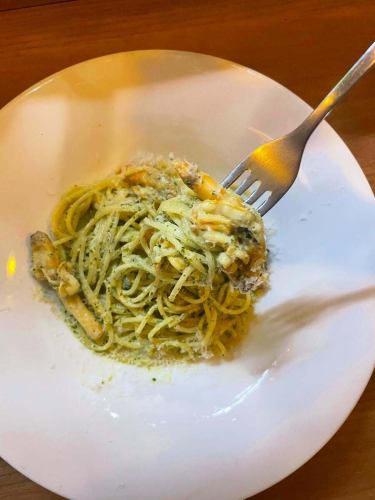 #Restaurants that serve seafood pasta

🗣️ "Genovese cream 💚"

Hello ✨This is #Reali☺️
It's been raining a lot lately 🥺
Thank you for visiting us despite the bad weather and slippery conditions. 🙇🏻‍♀️

March is drawing to a close! It's the season for farewell and welcome parties.
We're seeing an increase in reservations from customers in large groups 😊
I'm so glad you all had a great time at Reali! 🤝🏻✨
We can also book the entire venue for groups of 15 or more.
Please feel free to contact us by phone or other means. ☺️

Now, this time we'll keep spring in mind.
"Spaghetti with razor clams in pesto cream sauce"
We have it ready for you 💚🤍
The refreshing aroma of pesto and rich cream,
This dish is packed with the delicious flavor of razor clams!

The prototype was so delicious that it wasn't just made with razor clams.
I'd like to try it with clams too 🤔🤍
Please enjoy yourselves at Reali! ☺️

Store Information📢

Lunch Time🍽️ (11:30~14:00 closes at 15:00)
◦Pasta lunch - Amuse-bouche pasta ¥1200~

◦A lunch ¥1900~
- Amuse-bouche, appetizer, pasta, dessert, after-meal drink

◦B lunch ¥2500~
-Amuse-bouche, Appetizer, Pasta, Main course (fish or meat)
Dolce. After-meal drink

◦C lunch ¥3500~
- Amuse-bouche, cold appetizer, hot appetizer, pasta, fish main course
Meat main dish. Dolce. After-meal drink

Dinner Time🍽️ (Weekdays 17:00-21:00 closes at 22:00)
(Weekends 17:00-22:00 closes at 23:00)
◦Half-course main course: fish or meat
¥6000~
◦Full-course main course: either fish or meat
¥6500~
🤫Pre-order for a 500 yen discount♡

🥄We also offer a la carte service🥄

***********
☎︎095-842-5125
Hot Pepper listing
Search for Hamaguchi Italian Bar Reali 🔎
You can also send us a DM on Instagram 🙆🏻‍♀️
***********

#Nagasaki
Nagasaki gourmet
Hamaguchi Town
Italian
#Casual Italian restaurant
meat
Meat dish
Meat pasta restaurant
seafood
Seafood pasta restaurant
Seafood pasta
Seafood pasta is delicious
Look for the red door 🚪
Reali