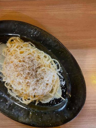 帕瑪森起司
🗣️“簡單就是最好☝🏻”
你好✨這裡是#Reali😊
我前幾天發的蛤蜊青醬意麵,
看到大家這麼喜歡它,我太開心了! 🫶🏻
現在正是貝類上市的季節,包括蟶子、岩牡蠣、馬尼拉蛤蜊和鳥蛤。
我們有多種選擇。
請用各種烹飪方法享用它們! 🤍
今天要介紹的義大利麵是…
我們收到了一批來自義大利的帕瑪森起司。
我做了“黑胡椒奶酪醬”🫶🏻
它被譽為義大利起司之王🫅
用大量的帕瑪森乾酪製成
一道經典的起司黑胡椒麵🍝
起司的濃鬱和黑胡椒的辛辣完美融合。
一道簡單卻濃鬱辛辣的菜餚🤲🏻
請盡情享用! 💕
店鋪資訊📢
午餐時間🍽️(11:30~14:00,15:00結束)
◦意麵午餐 - 餐前小點意麵 ¥1200~
午餐1900日元起
餐前小點、開胃菜、義面、甜點、餐後飲品
◦B午餐¥2500~
-餐前小點、開胃菜、義麵、主菜(魚或肉)
甜酒。餐後飲品
◦C午餐¥3500~
- 餐前小點、冷盤、熱盤、義麵、魚類主菜
肉類主菜。甜點。餐後飲品
晚餐時間🍽️(工作日 17:00-21:00,22:00 關門)
(週末 17:00-22:00,23:00 關門)
◦半道主菜:魚或肉
6000元左右
◦主菜:魚或肉
6500元~
🤫預購立減500日圓♡
🥄我們也提供單點服務🥄
***********
☎︎095-842-5125
辣椒列表
搜尋 Hamaguchi Italian Bar Reali 🔎
您也可以在 Instagram 上私訊我們🙆🏻♀️
***********
#長崎
長崎美食家
濱口町
義大利語
#休閒義大利餐廳
肉
肉類菜餚
肉醬義大利麵餐廳
海鮮
海鮮義大利麵餐廳
海鮮意麵
海鮮意麵真好吃
尋找紅色的門🚪
雷亞利