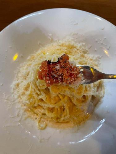 #海鮮パスタ #明太子クリームパスタ 

🗣️「濃厚クリーム🍝」

こんにちは✨#レアーリ です☺️
4月に入って卒業式や入学式、お花見🌸など
イベント盛り沢山ですね🫶🏻✨
私も先日長与まで花見🌸に行ったのですが
咲き誇る桜に感動でした🥹

さぁ食材も美味しい季節、今回は明太子を使って
”明太子クリームパスタ”を撮影しました💕
ふんだんに使った明太子と生麺に絡む濃厚なクリーム、
仕上げにも炙った明太子をのせて
最初の一口から最後の一口まで
明太子を楽しめる一品です☺️
ソースが余ったらパンにディップしても👍🏻💕

是非ぜひレアーリでお楽しみください🥰

お店情報📢

lunch Time🍽️ （11時半~14時　close15時）
◦Pasta lunch -アミューズ.パスタ　¥1200~

◦A lunch ¥1900~
-アミューズ.前菜.パスタ.ドルチェ.食後drink

◦B  lunch ¥2500~
-アミューズ.前菜.パスタ.メイン（魚or肉）
ドルチェ.食後drink

◦C  lunch ¥3500~
-アミューズ.冷前菜.温前菜,パスタ.魚メイン
肉メイン.ドルチェ.食後drink

dinner Time🍽️ （平日17時~21時　close22時）
　　　　　　　　（週末17時~22時　close23時）
◦half- course メイン魚or肉　
¥6000~
◦full-course メイン魚、肉どちらも
¥6500~
🤫事前予約で500円オフです♡

🥄アラカルト営業もしております🥄

＊＊＊＊＊＊＊＊＊＊＊
☎︎095-842-5125
ホットペッパー記載
浜口　イタリアンバル　レアーリ　と検索🔎
Instagram DMでも受付可能です🙆🏻‍♀️
＊＊＊＊＊＊＊＊＊＊＊

#長崎 
長崎グルメ 
浜口町 
イタリアン 
#カジュアルイタリアンの店 
肉 
肉料理 
肉パスタがあるお店 
海鮮 
海鮮パスタがあるお店 
魚介パスタ 
魚介パスタが美味
赤い扉が目印です 🚪
レアーリ