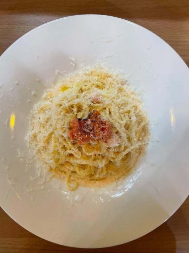 #海鮮パスタ #明太子クリームパスタ 

🗣️「濃厚クリーム🍝」

こんにちは✨#レアーリ です☺️
4月に入って卒業式や入学式、お花見🌸など
イベント盛り沢山ですね🫶🏻✨
私も先日長与まで花見🌸に行ったのですが
咲き誇る桜に感動でした🥹

さぁ食材も美味しい季節、今回は明太子を使って
”明太子クリームパスタ”を撮影しました💕
ふんだんに使った明太子と生麺に絡む濃厚なクリーム、
仕上げにも炙った明太子をのせて
最初の一口から最後の一口まで
明太子を楽しめる一品です☺️
ソースが余ったらパンにディップしても👍🏻💕

是非ぜひレアーリでお楽しみください🥰

お店情報📢

lunch Time🍽️ （11時半~14時　close15時）
◦Pasta lunch -アミューズ.パスタ　¥1200~

◦A lunch ¥1900~
-アミューズ.前菜.パスタ.ドルチェ.食後drink

◦B  lunch ¥2500~
-アミューズ.前菜.パスタ.メイン（魚or肉）
ドルチェ.食後drink

◦C  lunch ¥3500~
-アミューズ.冷前菜.温前菜,パスタ.魚メイン
肉メイン.ドルチェ.食後drink

dinner Time🍽️ （平日17時~21時　close22時）
　　　　　　　　（週末17時~22時　close23時）
◦half- course メイン魚or肉　
¥6000~
◦full-course メイン魚、肉どちらも
¥6500~
🤫事前予約で500円オフです♡

🥄アラカルト営業もしております🥄

＊＊＊＊＊＊＊＊＊＊＊
☎︎095-842-5125
ホットペッパー記載
浜口　イタリアンバル　レアーリ　と検索🔎
Instagram DMでも受付可能です🙆🏻‍♀️
＊＊＊＊＊＊＊＊＊＊＊

#長崎 
長崎グルメ 
浜口町 
イタリアン 
#カジュアルイタリアンの店 
肉 
肉料理 
肉パスタがあるお店 
海鮮 
海鮮パスタがあるお店 
魚介パスタ 
魚介パスタが美味
赤い扉が目印です 🚪
レアーリ