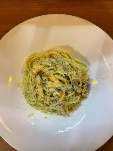 #海鮮パスタがあるお店 

🗣️「ジェノベーゼクリーム💚」

こんにちは✨#レアーリ です☺️
雨が続いていますね🥺
雨で足元悪い中、ご来店して頂き有難うございます🙇🏻‍♀️

3月も終盤！送別会や歓迎会のシーズンで
大人数でご予約されるお客様が増えてきてます😊
ワイワイとレアーリ楽しんで頂いて嬉しいです🤝🏻✨
15人以上で貸し切りもできますので
お電話等にてご気軽にお問い合わせください☺️

さぁ今回は春もイメージしつつで
”マテ貝のジェノベーゼクリームスパゲティ”
ご用意してます💚🤍
ジェノベーゼの爽やかな香りと濃厚クリーム、
マテ貝の旨みがたっぷり感じる一品です😆

試作しておいしすぎたのでマテ貝だけじゃなくて
あさりでもやりたいなぁと🤔🤍
ぜひぜひレアーリにてお楽しみくださいませ☺️

お店情報📢

lunch Time🍽️ （11時半~14時　close15時）
◦Pasta lunch -アミューズ.パスタ　¥1200~

◦A lunch ¥1900~
-アミューズ.前菜.パスタ.ドルチェ.食後drink

◦B  lunch ¥2500~
-アミューズ.前菜.パスタ.メイン（魚or肉）
ドルチェ.食後drink

◦C  lunch ¥3500~
-アミューズ.冷前菜.温前菜,パスタ.魚メイン
肉メイン.ドルチェ.食後drink

dinner Time🍽️ （平日17時~21時　close22時）
　　　　　　　　（週末17時~22時　close23時）
◦half- course メイン魚or肉　
¥6000~
◦full-course メイン魚、肉どちらも
¥6500~
🤫事前予約で500円オフです♡

🥄アラカルト営業もしております🥄

＊＊＊＊＊＊＊＊＊＊＊
☎︎095-842-5125
ホットペッパー記載
浜口　イタリアンバル　レアーリ　と検索🔎
Instagram DMでも受付可能です🙆🏻‍♀️
＊＊＊＊＊＊＊＊＊＊＊

#長崎 
長崎グルメ 
浜口町 
イタリアン 
#カジュアルイタリアンの店 
肉 
肉料理 
肉パスタがあるお店 
海鮮 
海鮮パスタがあるお店 
魚介パスタ 
魚介パスタが美味
赤い扉が目印です 🚪
レアーリ