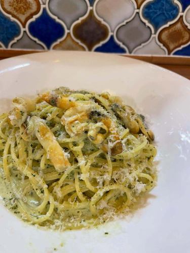 #海鮮パスタがあるお店 

🗣️「ジェノベーゼクリーム💚」

こんにちは✨#レアーリ です☺️
雨が続いていますね🥺
雨で足元悪い中、ご来店して頂き有難うございます🙇🏻‍♀️

3月も終盤！送別会や歓迎会のシーズンで
大人数でご予約されるお客様が増えてきてます😊
ワイワイとレアーリ楽しんで頂いて嬉しいです🤝🏻✨
15人以上で貸し切りもできますので
お電話等にてご気軽にお問い合わせください☺️

さぁ今回は春もイメージしつつで
”マテ貝のジェノベーゼクリームスパゲティ”
ご用意してます💚🤍
ジェノベーゼの爽やかな香りと濃厚クリーム、
マテ貝の旨みがたっぷり感じる一品です😆

試作しておいしすぎたのでマテ貝だけじゃなくて
あさりでもやりたいなぁと🤔🤍
ぜひぜひレアーリにてお楽しみくださいませ☺️

お店情報📢

lunch Time🍽️ （11時半~14時　close15時）
◦Pasta lunch -アミューズ.パスタ　¥1200~

◦A lunch ¥1900~
-アミューズ.前菜.パスタ.ドルチェ.食後drink

◦B  lunch ¥2500~
-アミューズ.前菜.パスタ.メイン（魚or肉）
ドルチェ.食後drink

◦C  lunch ¥3500~
-アミューズ.冷前菜.温前菜,パスタ.魚メイン
肉メイン.ドルチェ.食後drink

dinner Time🍽️ （平日17時~21時　close22時）
　　　　　　　　（週末17時~22時　close23時）
◦half- course メイン魚or肉　
¥6000~
◦full-course メイン魚、肉どちらも
¥6500~
🤫事前予約で500円オフです♡

🥄アラカルト営業もしております🥄

＊＊＊＊＊＊＊＊＊＊＊
☎︎095-842-5125
ホットペッパー記載
浜口　イタリアンバル　レアーリ　と検索🔎
Instagram DMでも受付可能です🙆🏻‍♀️
＊＊＊＊＊＊＊＊＊＊＊

#長崎 
長崎グルメ 
浜口町 
イタリアン 
#カジュアルイタリアンの店 
肉 
肉料理 
肉パスタがあるお店 
海鮮 
海鮮パスタがあるお店 
魚介パスタ 
魚介パスタが美味
赤い扉が目印です 🚪
レアーリ