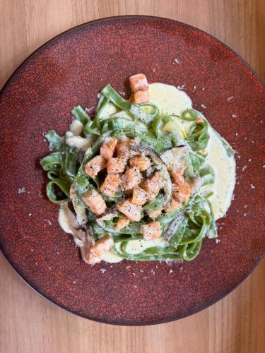 #Takeout items #Cream pasta

🗣️ "Fresh fettuccine with salmon and spinach in cream sauce"

Hello ✨This is #Reali 😊
Nagasaki, where it rains a lot.
Thank you for visiting us today despite the bad weather! 🙇🏻‍♀️✨

"We want to deliver delicious pasta to your home in an easy and convenient way! 💕"

This time, we're introducing our takeout items 🥡
Made with salmon and spinach
Chewy fresh fettuccine pasta with rich cream sauce 🫶🏻
Since it's fresh noodles, the noodles are wonderfully chewy.
The rich cream sauce coats it perfectly and it's delicious! 🤤!
It's packed with chunks of salmon and is incredibly satisfying! 😚
Simply heat it in a hot water bath at home
You can enjoy authentic pasta here! 🥹💕

To everyone who is working hard at their jobs, raising children, and studying,
I don't want to go out to eat, so I'd rather eat at home.
On days when you just don't feel like doing anything...
We started selling these products because we wanted to offer both convenience and deliciousness at the same time ✨

Popular razor clam pesto pasta and fresh pasta
There are many other items in the display case, including appetizers.
We have a variety of takeout items available! 💕
We also accept reservations and orders for appetizers.
We're eagerly awaiting your arrival!
Please feel free to contact us 🥰

~Fully Customizable Appetizers~
From ¥1500 per person, no upper limit
You can place your order here ☺️
More meat dishes, more fish dishes, more appetizers, or more main courses.
We make it to your specifications, etc. 🫶🏻
Also, paella 🥘 for 2-3 people
Orders start from ¥3000 🩷
This product is very popular for home parties and other gatherings. ☺️

Store Information📢

Lunch Time🍽️ (11:30~14:00 closes at 15:00)
◦Pasta lunch - Amuse-bouche pasta ¥1200~

◦A lunch ¥1900~
- Amuse-bouche, appetizer, pasta, dessert, after-meal drink

◦B lunch ¥2500~
-Amuse-bouche, Appetizer, Pasta, Main course (fish or meat)
Dolce. After-meal drink

◦C lunch ¥3500~
- Amuse-bouche, cold appetizer, hot appetizer, pasta, fish main course
Meat main dish. Dolce. After-meal drink

Dinner Time🍽️ (Weekdays 17:00-21:00 closes at 22:00)
(Weekends 17:00-22:00 closes at 23:00)
◦Half-course main course: fish or meat
¥6000~
◦Full-course main course: either fish or meat
¥6500~
🤫Pre-order for a 500 yen discount♡

🥄We also offer a la carte service🥄

***********
☎︎095-842-5125
Hot Pepper listing
Search for Hamaguchi Italian Bar Reali 🔎
You can also send us a DM on Instagram 🙆🏻‍♀️
***********

#Nagasaki
Nagasaki gourmet
Hamaguchi Town
Italian
Casual Italian restaurant
meat
Meat dish
Meat pasta restaurant
seafood
Seafood pasta restaurant
Seafood pasta
Seafood pasta is delicious
Look for the red door 🚪
Reali