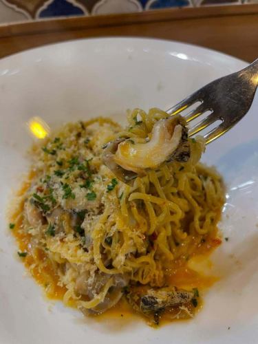 #海鮮パスタ
🗣️「蕎麦粉を使った自家製生麺できました🫶🏻」
こんにちは✨#レアーリ です☺️
日が落ちるのが遅くなってきましたね😌
夏が近づいてきてるのを感じますね🌻
さて今回蕎麦粉を頂きたので蕎麦粉を使って
自家製生麺をつくりました🫶🏻✨
コリコリぷりぷりなつぶ貝と
仕上げに自家製のボッタルガ(カラスミ)を
仕上げにたっぷりとかけて
”蕎麦粉の自家製生麺とつぶ貝のペペロンチーノ
〜自家製ボッタルガ(カラスミ)〜”
蕎麦の優しい香りと食感良いつぶ貝、
ボッタルガの風味が美味しい一品になりました👏🏻✨
自家製生麺、数に限りあるので
この機会に早めにお楽しみください💗
週明けの営業
18日〜通常通り開いています☺️
お店情報📢
lunch Time🍽️ (11時半~14時 close15時)
◦Pasta lunch -アミューズ.パスタ ¥1200~
◦A lunch ¥1900~
-アミューズ.前菜.パスタ.ドルチェ.食後drink
◦B lunch ¥2500~
-アミューズ.前菜.パスタ.メイン(魚or肉)
ドルチェ.食後drink
◦C lunch ¥3500~
-アミューズ.冷前菜.温前菜,パスタ.魚メイン
肉メイン.ドルチェ.食後drink
dinner Time🍽️ (平日17時~21時 close22時)
(週末17時~22時 close23時)
◦half- course メイン魚or肉
¥6000~
◦full-course メイン魚、肉どちらも
¥6500~
🤫事前予約で500円オフです♡
🥄アラカルト営業もしております🥄
***********
☎︎095-842-5125
ホットペッパー記載
浜口 イタリアンバル レアーリ と検索🔎
Instagram DMでも受付可能です🙆🏻♀️
***********
#長崎
長崎グルメ
浜口町
イタリアン
カジュアルイタリアンの店
肉
肉料理
肉パスタがあるお店
海鮮
海鮮パスタがあるお店
魚介パスタ
魚介パスタが美味
赤い扉が目印です 🚪
レアーリ