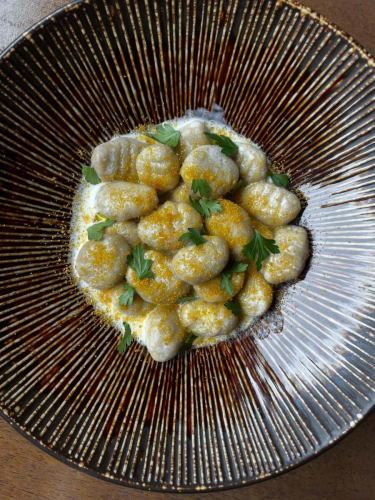 #蕎麦粉ニョッキ
🗣️「グルテンフリー🫶🏻」
こんにちは✨#レアーリ です😆
五島産蕎麦粉100パーセントで作った
″蕎麦粉ニョッキ″販売してます🙆🏻♀️💞
小麦粉をいれてないので
もちもち感には少しかけますが、
蕎麦のふわっと爽やかな風味を存分に味わえるグルテンフリー商品です✨
ソースはクリームベースで仕上げに
ボッタルガ(からすみ)をふんだん使用しているので
蕎麦とボッタルガ、
どちらの香り旨味を同時に楽しめる一品になりました💞
ランチ、ディナーどちらでも提供しております☺️
是非この機会にお楽しみください✨
お店情報📢
lunch Time🍽️ (11時半~14時 close15時)
◦Pasta lunch -アミューズ.パスタ ¥1200~
◦A lunch ¥1900~
-アミューズ.前菜.パスタ.ドルチェ.食後drink
◦B lunch ¥2500~
-アミューズ.前菜.パスタ.メイン(魚or肉)
ドルチェ.食後drink
◦C lunch ¥3500~
-アミューズ.冷前菜.温前菜,パスタ.魚メイン
肉メイン.ドルチェ.食後drink
dinner Time🍽️ (平日17時~21時 close22時)
(週末17時~22時 close23時)
◦half- course メイン魚or肉
¥6000~
◦full-course メイン魚、肉どちらも
¥6500~
🤫事前予約で500円オフです♡
🥄アラカルト営業もしております🥄
***********
☎︎095-842-5125
ホットペッパー記載
浜口 イタリアンバル レアーリ と検索🔎
Instagram DMでも受付可能です🙆🏻♀️
***********
#長崎
長崎グルメ
浜口町
イタリアン
#カジュアルイタリアンの店
肉
肉料理
肉パスタがあるお店
海鮮
海鮮パスタがあるお店
魚介パスタ
魚介パスタが美味
赤い扉が目印です 🚪
レアーリ