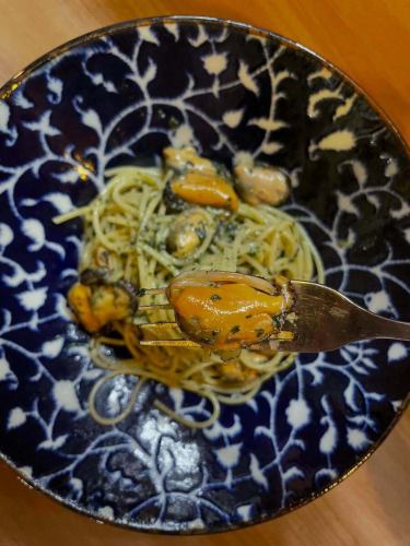#海鮮パスタがあるお店 

🗣️「サッパリしたもの食べたい〜🩵」

こんにちは✨#レアーリ です😊
暑いですね〜🤣まだ5月なのに本格的すぎる
暑さに笑っちゃいますね🤣💦
暑さに負けず元気に過ごしていきましょー☝🏻✨

さぁ！暑い日にはさっぱり美味パスタ🍝
今回は
”ムール貝と大葉を使ったジェノベーゼパスタ”
ムール貝のぷりっとした旨味を味わいつつ
大葉のサッパリスッキリとした
良い香りが鼻からかけぬける🍃
そんな一品をご用意しました🫶🏻
ランチディナーともにご用意あります🥰
是非お楽しみください🩵

お店情報📢

lunch Time🍽️ （11時半~14時　close15時）
◦Pasta lunch -アミューズ.パスタ　¥1200~

◦A lunch ¥1900~
-アミューズ.前菜.パスタ.ドルチェ.食後drink

◦B  lunch ¥2500~
-アミューズ.前菜.パスタ.メイン（魚or肉）
ドルチェ.食後drink

◦C  lunch ¥3500~
-アミューズ.冷前菜.温前菜,パスタ.魚メイン
肉メイン.ドルチェ.食後drink

dinner Time🍽️ （平日17時~21時　close22時）
　　　　　　　　（週末17時~22時　close23時）
◦half- course メイン魚or肉　
¥6000~
◦full-course メイン魚、肉どちらも
¥6500~
🤫事前予約で500円オフです♡

🥄アラカルト営業もしております🥄

＊＊＊＊＊＊＊＊＊＊＊
☎︎095-842-5125
ホットペッパー記載
浜口　イタリアンバル　レアーリ　と検索🔎
Instagram DMでも受付可能です🙆🏻‍♀️
＊＊＊＊＊＊＊＊＊＊＊

#長崎 
長崎グルメ 
浜口町 
イタリアン 
#カジュアルイタリアンの店 
肉 
肉料理 
肉パスタがあるお店 
海鮮 
海鮮パスタがあるお店 
魚介パスタ 
魚介パスタが美味
赤い扉が目印です 🚪
レアーリ