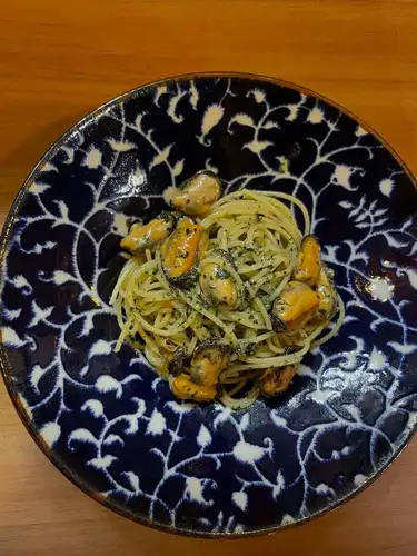 #海鮮パスタがあるお店 

🗣️「サッパリしたもの食べたい〜🩵」

こんにちは✨#レアーリ です😊
暑いですね〜🤣まだ5月なのに本格的すぎる
暑さに笑っちゃいますね🤣💦
暑さに負けず元気に過ごしていきましょー☝🏻✨

さぁ！暑い日にはさっぱり美味パスタ🍝
今回は
”ムール貝と大葉を使ったジェノベーゼパスタ”
ムール貝のぷりっとした旨味を味わいつつ
大葉のサッパリスッキリとした
良い香りが鼻からかけぬける🍃
そんな一品をご用意しました🫶🏻
ランチディナーともにご用意あります🥰
是非お楽しみください🩵

お店情報📢

lunch Time🍽️ （11時半~14時　close15時）
◦Pasta lunch -アミューズ.パスタ　¥1200~

◦A lunch ¥1900~
-アミューズ.前菜.パスタ.ドルチェ.食後drink

◦B  lunch ¥2500~
-アミューズ.前菜.パスタ.メイン（魚or肉）
ドルチェ.食後drink

◦C  lunch ¥3500~
-アミューズ.冷前菜.温前菜,パスタ.魚メイン
肉メイン.ドルチェ.食後drink

dinner Time🍽️ （平日17時~21時　close22時）
　　　　　　　　（週末17時~22時　close23時）
◦half- course メイン魚or肉　
¥6000~
◦full-course メイン魚、肉どちらも
¥6500~
🤫事前予約で500円オフです♡

🥄アラカルト営業もしております🥄

＊＊＊＊＊＊＊＊＊＊＊
☎︎095-842-5125
ホットペッパー記載
浜口　イタリアンバル　レアーリ　と検索🔎
Instagram DMでも受付可能です🙆🏻‍♀️
＊＊＊＊＊＊＊＊＊＊＊

#長崎 
長崎グルメ 
浜口町 
イタリアン 
#カジュアルイタリアンの店 
肉 
肉料理 
肉パスタがあるお店 
海鮮 
海鮮パスタがあるお店 
魚介パスタ 
魚介パスタが美味
赤い扉が目印です 🚪
レアーリ