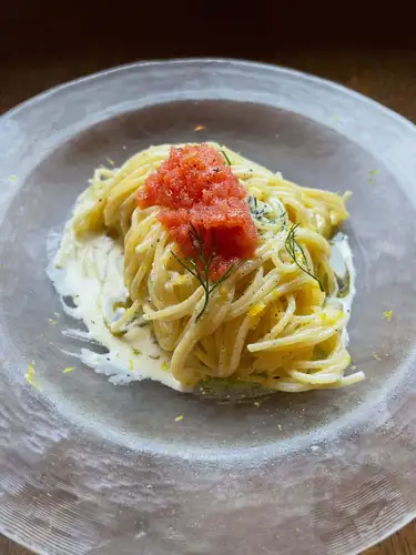 #明太子冷製パスタ 

🌻〜暑い日には冷製パスタがお勧めです〜🌻

こんにちは✨#レアーリ です😊
ムッと熱波が凄いですね🫨外に出るだけで滝汗です💦

さて暑いからこそエネルギーチャージ🫶🏻

明太子たーっぷりと入った濃厚さっぱり冷製パスタ🤲🏻💕

ソースはレモンクリーム🍋で仕上げてるので
さっぱりながらも明太子の濃厚さとたっぷりオイルで
ジューシーな味わい🤤
明太子のプチプチ食感も楽しめつつ、
夏を感じる一皿になりました🌻

是非ぜひご賞味くださいませ💕