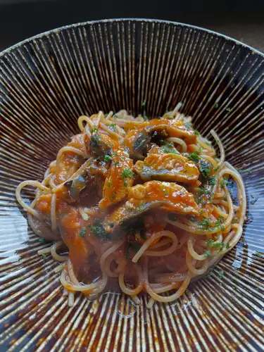 #丑の日パスタ 

🗣️「ホクホク炭焼き鰻〜🫶🏻」

こんにちは✨#レアーリ です😆
先日の丑の日にご提供しました
”炭焼き国産鰻のトマトソースパスタ”
丑の日に食べる鰻をイタリアン風にアレンジしました🍝
一度炭焼きしてるので炭の良い香りも楽しみつつ
ホクホク分厚い身を贅沢に頬張れる一品です🩷
好評頂いたので次回美味しい国産鰻が入荷したら
またやりたいと思います😉

7月最終日！お席若干空きあります🥹
今月最後も皆様に美味しい楽しい
お料理空間お届けできるように精一杯頑張ります🙏🏻✨
宜しくお願い致します😊

お店情報📢

lunch Time🍽️ （11時半~14時　close15時）
◦Pasta lunch -アミューズ.パスタ　¥1200~

◦A lunch ¥1900~
-アミューズ.前菜.パスタ.ドルチェ.食後drink

◦B  lunch ¥2500~
-アミューズ.前菜.パスタ.メイン（魚or肉）
ドルチェ.食後drink

◦C  lunch ¥3500~
-アミューズ.冷前菜.温前菜,パスタ.魚メイン
肉メイン.ドルチェ.食後drink

dinner Time🍽️ （平日17時~21時　close22時）
　　　　　　　　（週末17時~22時　close23時）
◦half- course メイン魚or肉　
¥6000~
◦full-course メイン魚、肉どちらも
¥6500~
🤫事前予約で500円オフです♡

🥄アラカルト営業もしております🥄

＊＊＊＊＊＊＊＊＊＊＊
☎︎095-842-5125
ホットペッパー記載
浜口　イタリアンバル　レアーリ　と検索🔎
Instagram DMでも受付可能です🙆🏻‍♀️
＊＊＊＊＊＊＊＊＊＊＊

長崎 
長崎グルメ 
浜口町 
イタリアン 
カジュアルイタリアンのお店
肉 
肉料理 
#肉パスタがあるお店 
海鮮 
#海鮮パスタがあるお店 
魚介パスタ 
魚介パスタが美味
赤い扉が目印です 🚪
レアーリ