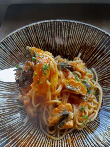 #丑の日パスタ 

🗣️「ホクホク炭焼き鰻〜🫶🏻」

こんにちは✨#レアーリ です😆
先日の丑の日にご提供しました
”炭焼き国産鰻のトマトソースパスタ”
丑の日に食べる鰻をイタリアン風にアレンジしました🍝
一度炭焼きしてるので炭の良い香りも楽しみつつ
ホクホク分厚い身を贅沢に頬張れる一品です🩷
好評頂いたので次回美味しい国産鰻が入荷したら
またやりたいと思います😉

7月最終日！お席若干空きあります🥹
今月最後も皆様に美味しい楽しい
お料理空間お届けできるように精一杯頑張ります🙏🏻✨
宜しくお願い致します😊

お店情報📢

lunch Time🍽️ （11時半~14時　close15時）
◦Pasta lunch -アミューズ.パスタ　¥1200~

◦A lunch ¥1900~
-アミューズ.前菜.パスタ.ドルチェ.食後drink

◦B  lunch ¥2500~
-アミューズ.前菜.パスタ.メイン（魚or肉）
ドルチェ.食後drink

◦C  lunch ¥3500~
-アミューズ.冷前菜.温前菜,パスタ.魚メイン
肉メイン.ドルチェ.食後drink

dinner Time🍽️ （平日17時~21時　close22時）
　　　　　　　　（週末17時~22時　close23時）
◦half- course メイン魚or肉　
¥6000~
◦full-course メイン魚、肉どちらも
¥6500~
🤫事前予約で500円オフです♡

🥄アラカルト営業もしております🥄

＊＊＊＊＊＊＊＊＊＊＊
☎︎095-842-5125
ホットペッパー記載
浜口　イタリアンバル　レアーリ　と検索🔎
Instagram DMでも受付可能です🙆🏻‍♀️
＊＊＊＊＊＊＊＊＊＊＊

長崎 
長崎グルメ 
浜口町 
イタリアン 
カジュアルイタリアンのお店
肉 
肉料理 
#肉パスタがあるお店 
海鮮 
#海鮮パスタがあるお店 
魚介パスタ 
魚介パスタが美味
赤い扉が目印です 🚪
レアーリ