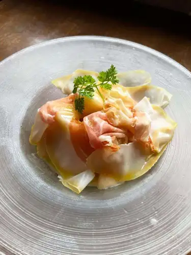 #桃の冷製パスタ🍑 

🗣️「桃の季節がやってきたーー🥹💞」

こんにちは✨#レアーリ です☺️
桃の冷製パスタの時期が到来しました🫶🏻
甘い桃と国産ブランド生ハム#時の月 の
あまじょっぱい美味しい一品🙏🏻✨
今からの暑い時期にもさっぱりと食べれて
女性の皆様から人気です💞
是非レアーリでお楽しみ下さい💞💞

お店情報📢

lunch Time🍽️ （11時半~14時　close15時）
◦Pasta lunch -アミューズ.パスタ　¥1200~

◦A lunch ¥1900~
-アミューズ.前菜.パスタ.ドルチェ.食後drink

◦B  lunch ¥2500~
-アミューズ.前菜.パスタ.メイン（魚or肉）
ドルチェ.食後drink

◦C  lunch ¥3500~
-アミューズ.冷前菜.温前菜,パスタ.魚メイン
肉メイン.ドルチェ.食後drink

dinner Time🍽️ （平日17時~21時　close22時）
　　　　　　　　（週末17時~22時　close23時）
◦half- course メイン魚or肉　
¥6000~
◦full-course メイン魚、肉どちらも
¥6500~
🤫事前予約で500円オフです♡

🥄アラカルト営業もしております🥄

＊＊＊＊＊＊＊＊＊＊＊
☎︎095-842-5125
ホットペッパー記載
浜口　イタリアンバル　レアーリ　と検索🔎
Instagram DMでも受付可能です🙆🏻‍♀️
＊＊＊＊＊＊＊＊＊＊＊

長崎 
長崎グルメ 
浜口町 
イタリアン 
カジュアルイタリアンのお店
肉 
肉料理 
#肉パスタがあるお店 
海鮮 
#海鮮パスタがあるお店 
魚介パスタ 
魚介パスタが美味
赤い扉が目印です 🚪
レアーリ