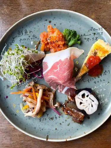 #ランチ 

🗣️「ある日の前菜メニュー🩶」

こんにちは✨#レアーリ です☺️
前菜メニューのご紹介🫶🏻
レアーリではメイン付きランチ（Bランチ）のお客様に
前菜盛り合わせをお出ししております✨
食材は仕入れによって変わりますが
5〜６品盛り合わせです🥰
一品一品丁寧に作らせて頂いております🩶
苦手な食材等ありましたら、別メニューに変更も
可能ですのでスタッフにお伝えください☺️

お店情報📢

lunch Time🍽️ （11時半~14時　close15時）
◦Pasta lunch -アミューズ.パスタ　¥1200~

◦A lunch ¥1900~
-アミューズ.前菜.パスタ.ドルチェ.食後drink

◦B  lunch ¥2500~
-アミューズ.前菜.パスタ.メイン（魚or肉）
ドルチェ.食後drink

◦C  lunch ¥3500~
-アミューズ.冷前菜.温前菜,パスタ.魚メイン
肉メイン.ドルチェ.食後drink

dinner Time🍽️ （平日17時~21時　close22時）
　　　　　　　　（週末17時~22時　close23時）
◦half- course メイン魚or肉　
¥6000~
◦full-course メイン魚、肉どちらも
¥6500~
🤫事前予約で500円オフです♡

🥄アラカルト営業もしております🥄

＊＊＊＊＊＊＊＊＊＊＊
☎︎095-842-5125
ホットペッパー記載
浜口　イタリアンバル　レアーリ　と検索🔎
Instagram DMでも受付可能です🙆🏻‍♀️
＊＊＊＊＊＊＊＊＊＊＊

長崎 
長崎グルメ 
浜口町 
イタリアン 
カジュアルイタリアンのお店
肉 
肉料理 
#肉パスタがあるお店 
海鮮 
#海鮮パスタがあるお店 
魚介パスタ 
魚介パスタが美味
赤い扉が目印です 🚪
レアーリ