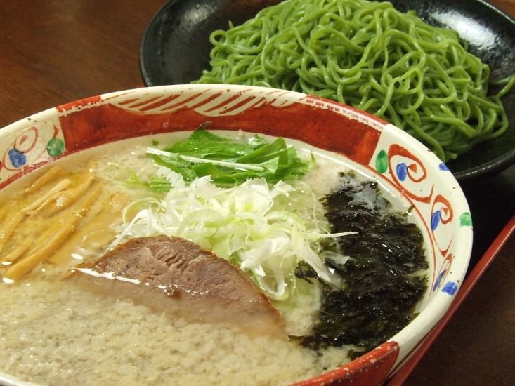 A well-known store to those in the know.A thick back oil chacha ramen created over many years!