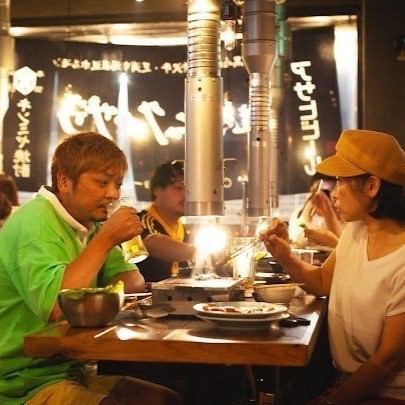 ゆっくりと美味しいお肉が食べられる落ち着いた雰囲気の店内。