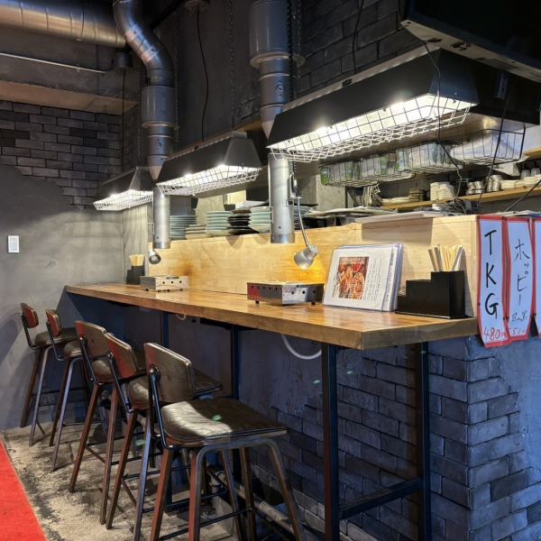 レトロ焼肉酒場で“ひとり時間”も贅沢にノスタルジックな照明と木のぬくもりを感じるレトロ空間で、サシ飲みやひとり飲みも大歓迎！変態お通しや本気ドリンクで、思わず笑顔になる夜を。焼肉酒場で過ごす“わたしの時間”、ここにあります♪
