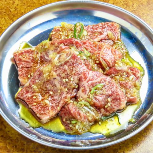 【秘伝の味】注文後に絡める特製にんにくダレで旨味堪能