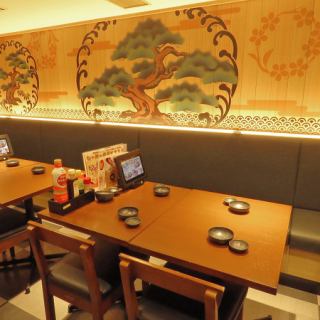 気軽なテーブル席は仕事帰りのサクッと飲みにぴったり◎