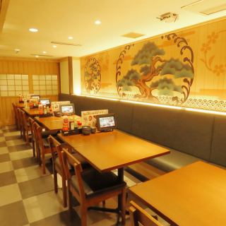 レイアウト可能なテーブル席もご用意。様々な人数にご対応いたします!!