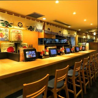 肩を並べてお食事ができるので、ゆっくり語り合いたいときにもオススメ◎