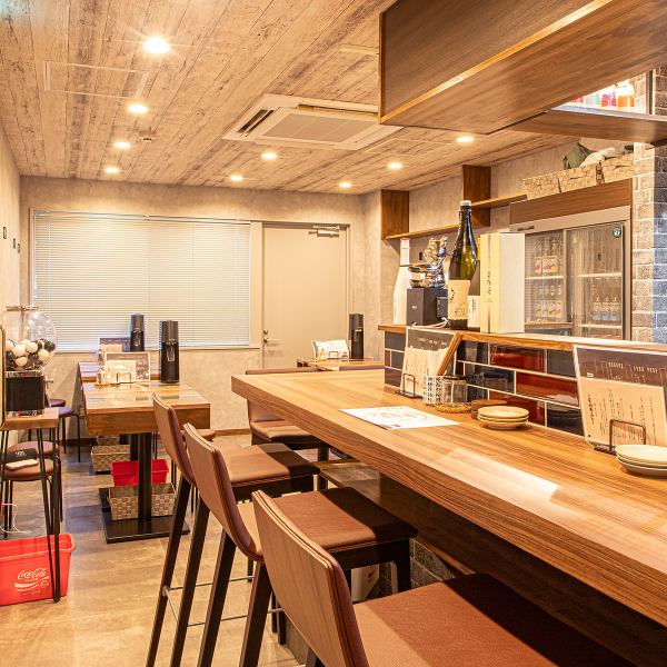 カウンター席では、料理人の技を間近で楽しめる特等席です。おしゃれなインテリアとシックで落ち着きのある雰囲気の中、じっくりと料理を味わえます。全席喫煙可能ですので、ゆったりとした時間をお過ごしください。