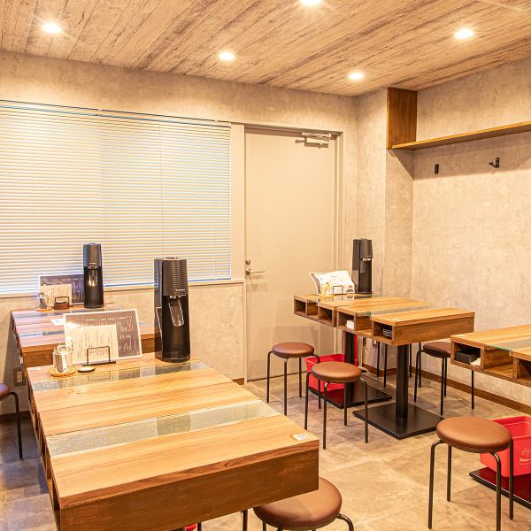 テーブル席は、ご友人やご家族との楽しいひとときを演出♪引き出し付きのテーブルで、箸やおしぼりをすっきり収納。おしゃれな空間で、リラックスしながら会話を楽しみつつ、心ゆくまでお食事をお楽しみいただけます。