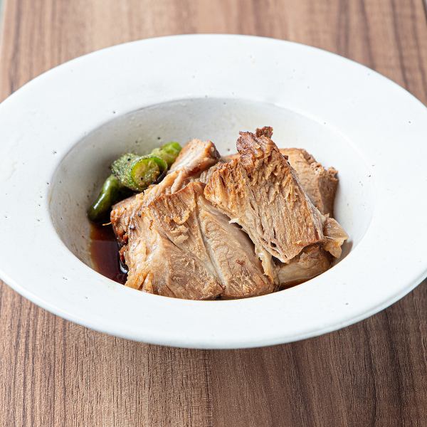 特製のタレがしっかりと染み込み、柔らかくジューシーな食感◆『豚ロースの角煮』700(税込)◆