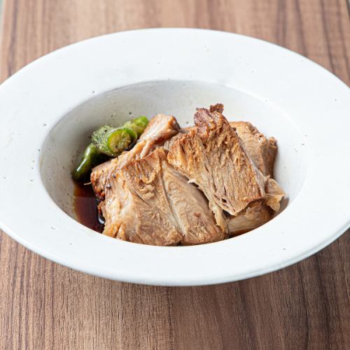 特製のタレがしっかりと染み込み、柔らかくジューシーな食感◆『豚ロースの角煮』700(税込)◆