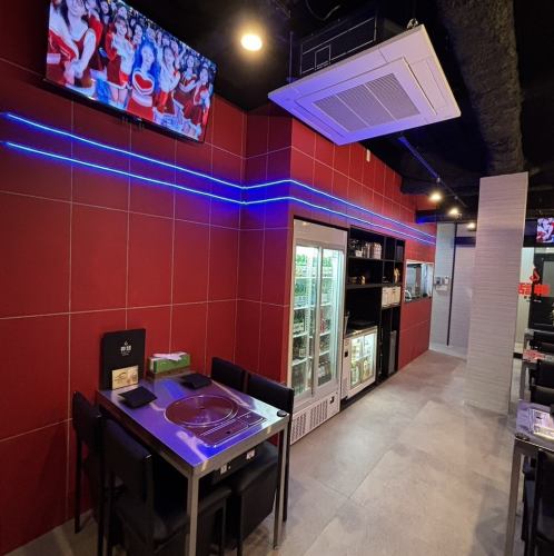 ネオンが映るお洒落な空間