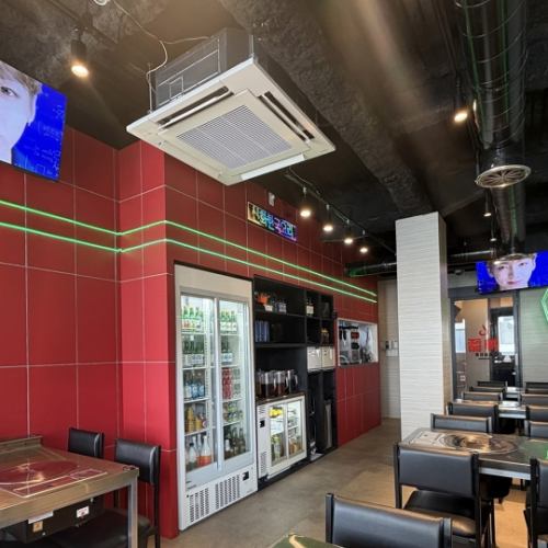 ネオンが映るお洒落な空間