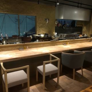 カウンター6席。目の前で調理するライブ感も楽しめます。