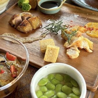 November and December only: Chef's choice menu and chicken hotpot course with 2 hours of all-you-can-drink for 6,600 yen per person