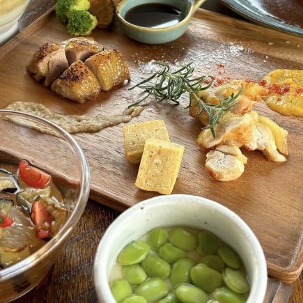 November and December only: Chef's choice menu and chicken hotpot course with 2 hours of all-you-can-drink for 6,600 yen per person