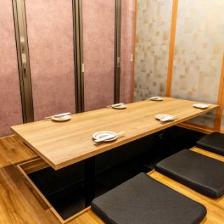 【5～8名様完全個室（掘りごたつ）】デザイナーが手掛けた落ち着いた大人空間◆掘りごたつ席は、記念日・誕生日会、デートや会社の仲間内の飲みにもご利用頂けます。当グループの自慢の空間作りはお客様のニーズに答えます。接待、合コン、歓送迎会も最適な個室です。【喫煙・禁煙席お選びいただけます。】