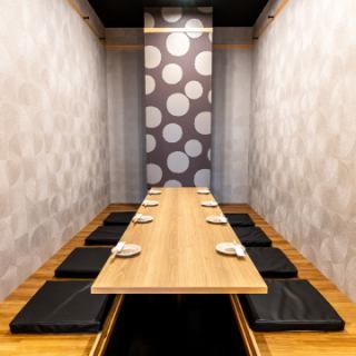 【2～4名様完全個室（掘りごたつ）】掘りごたつ席でご用意しておりますので、足元楽々でお食事をお楽しみ頂けます◆駅近で宴会に◎くつろぎ空間で本格天ぷら料理をお愉しみください。【喫煙・禁煙席お選びいただけます。】