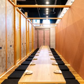 【24～30名様完全個室（掘りごたつ）】会社宴会や様々なご宴会やお集まりにご利用頂けます。お席に関する相談はもちろん、料理内容、飲み放題の時間、ご予算等なんでもご相談ください！【喫煙・禁煙席お選びいただけます。】