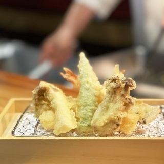 天ぷらに最適な油、温度に拘り、さらに最先端化学調理器を導入。命の打ち粉、衣に心込めて、素材を活かす。