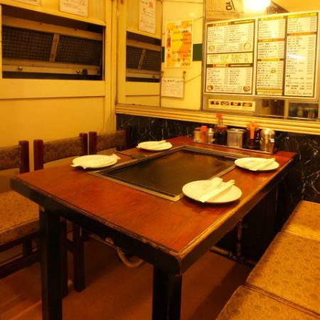 4 persons table