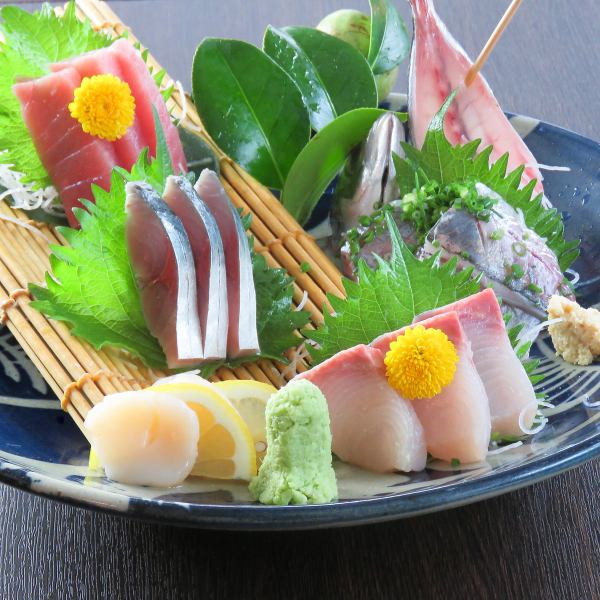 [新鮮度極好◎]五種時令生魚片拼盤：2800日元（不含稅）