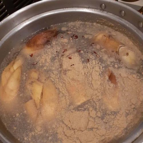 本日、お客様よりブランド品の　合馬のタケノコを頂きました。
早速湯がいてお店で提供します。

ありがとうございました。

#日本
#和食
#東京
#新宿区
#四谷三丁目
#手打ち蕎麦
#天婦羅
#旬のかほり