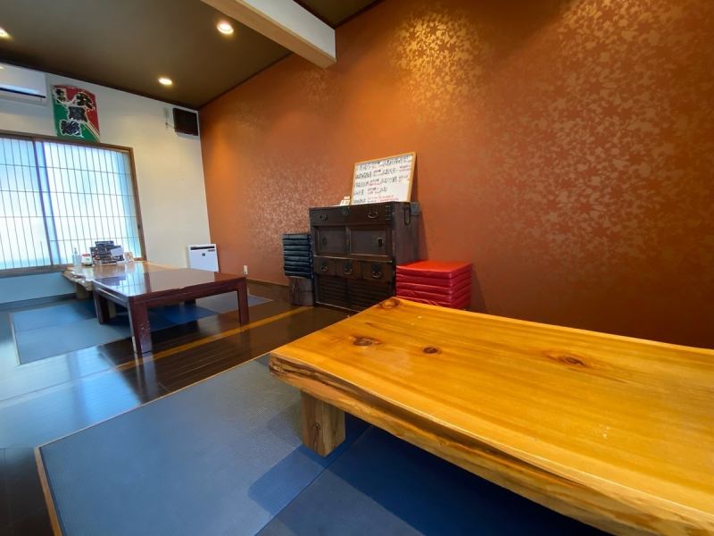 On the 2nd floor, we have a 4-seat table and an 8-seat tatami room that you can enjoy in a calm atmosphere, so it is recommended for families with children and groups.Banquet courses are also available.We have 8 parking spaces available, so please come and join us.