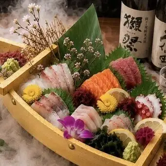 市場から毎日仕入れる新鮮な魚の贅沢な盛り合わせ