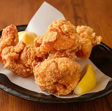 【旨味凝縮】外はカリッと内側はジューシー！厳選して仕入れた鶏肉のおすすめ料理。『地鶏の唐揚げ』