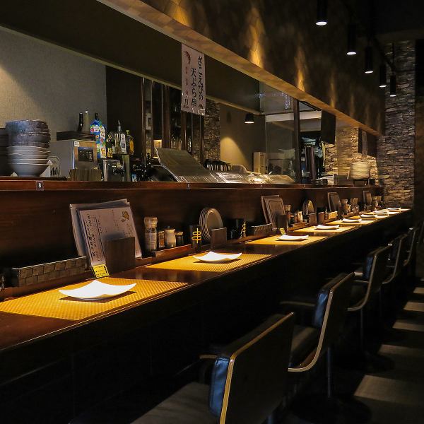 At the counter seats, you can enjoy your meal while enjoying the view of the cooking process.