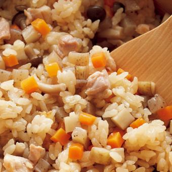 “15种蔬菜什锦沙拉”和“什锦米饭”——7道菜，饮料畅饮——4500日元套餐（含税）