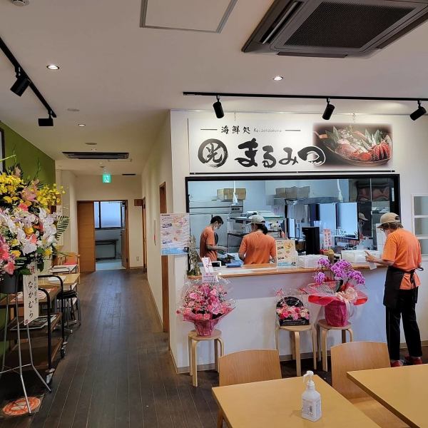 ≪Many tables available!≫We have prepared many table seats for two people.It can be used by connecting 8 to 10 people.You can bring your favorite food and enjoy it at the food court, which has a variety of delicious flavors.
